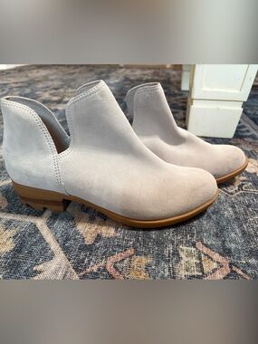 Sorel Women's Light Gray Suede Ankle Boots 8.5